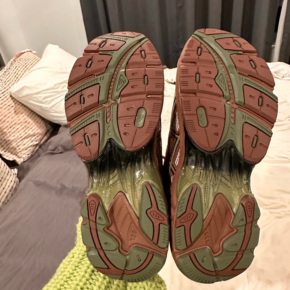 Maroon, green ASICS - Picture 4 of 4